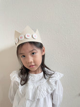 Load image into Gallery viewer, Button crown