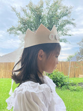 Load image into Gallery viewer, Button crown