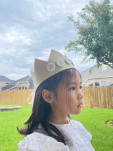 Load image into Gallery viewer, Button crown