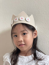 Load image into Gallery viewer, Button crown